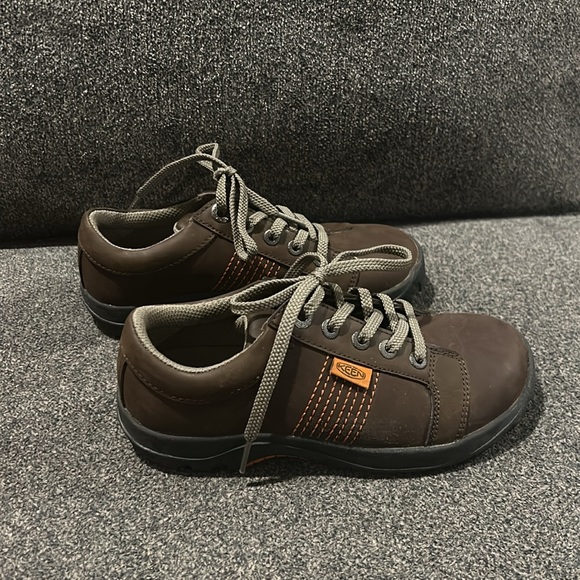 Keen boys’ casual shoes size 1. - Picture 2 of 5